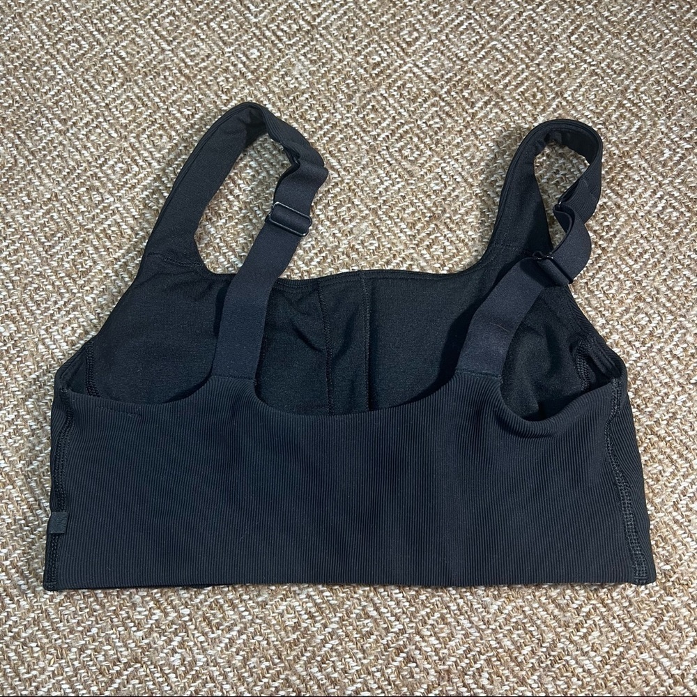 Lululemon Women's Ribbed Train Bra Sports Black Sz 4   Outdoor Gym Exercise EUC - Picture 2 of 7